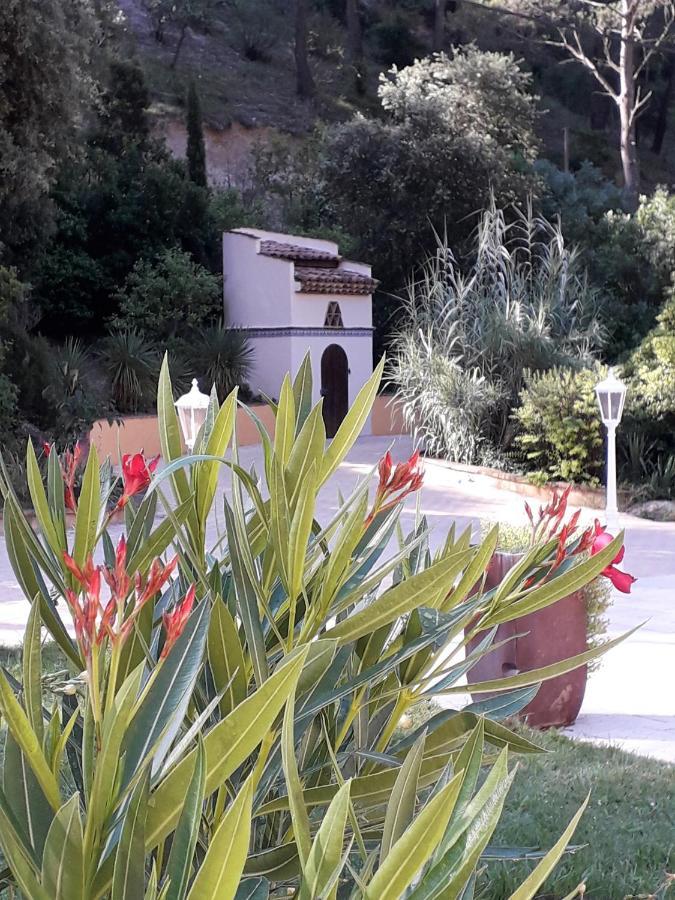 Les Restanques - Chambre D'Hotes Cuges-les-Pins Exterior foto